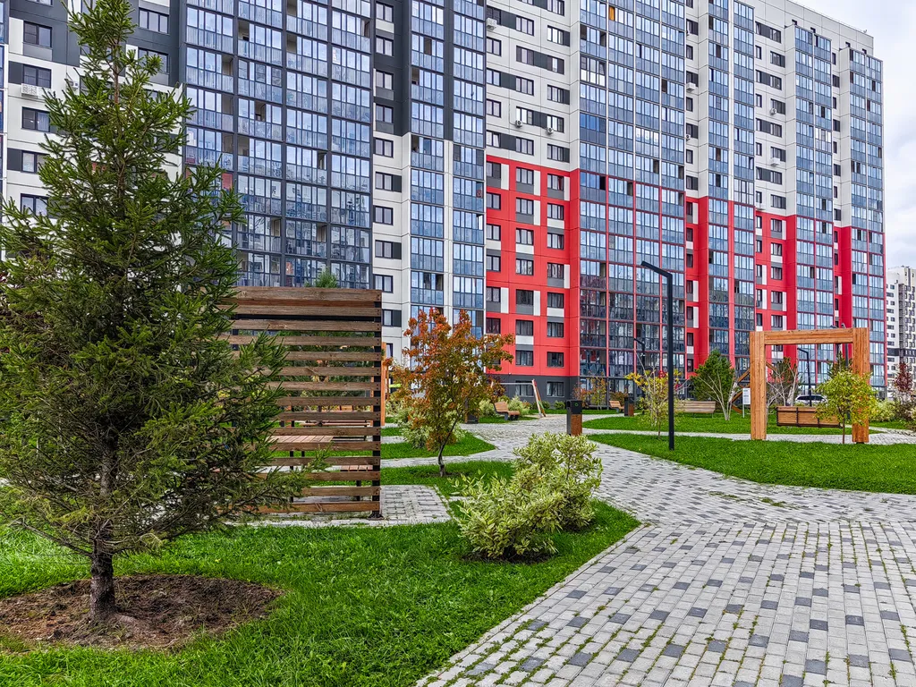 Изумрудная студия с гамаком в новом доме в экологически чистом районе