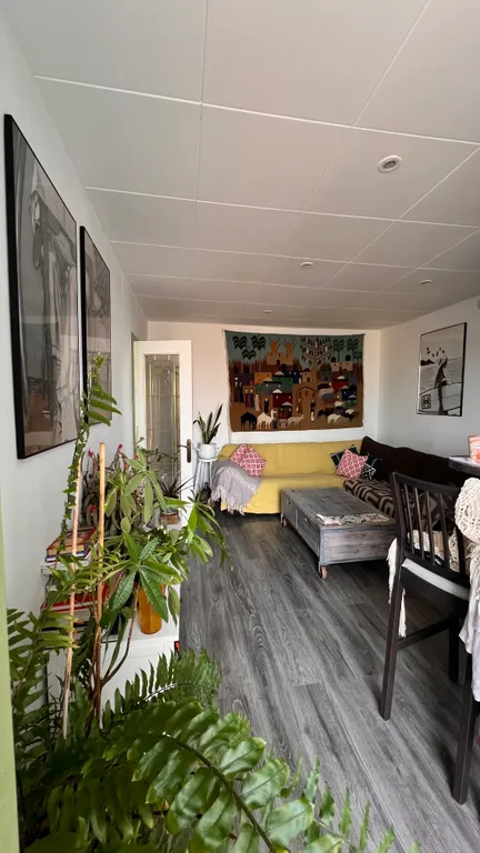 Уютная комната с балконом в центре