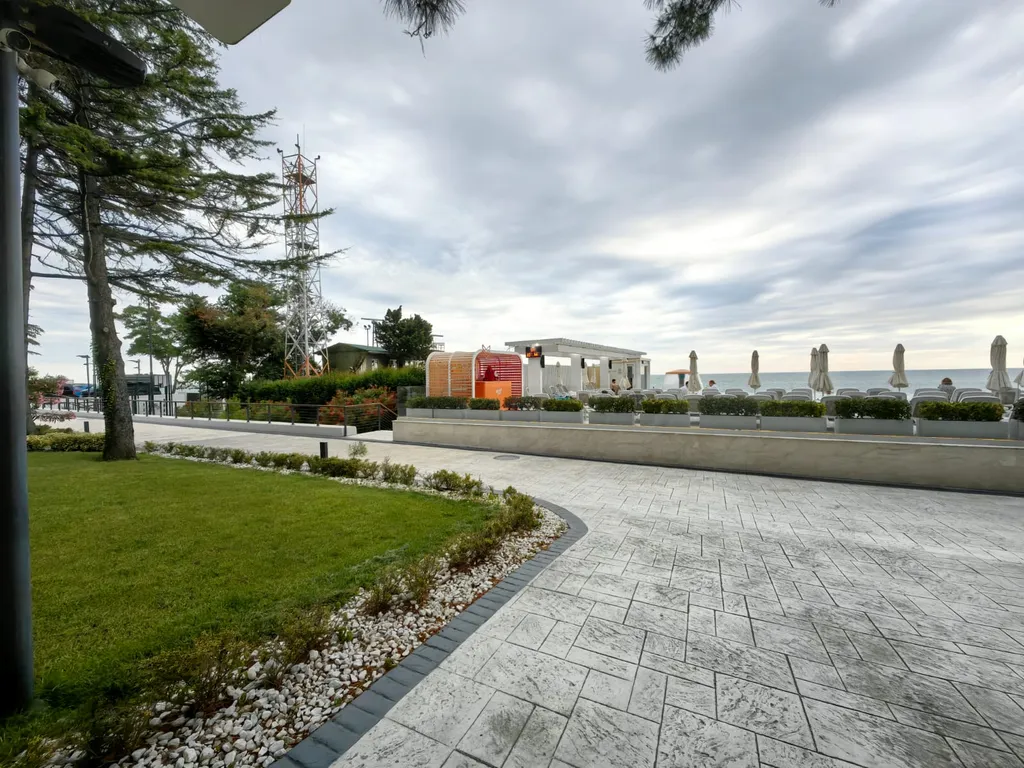 Дизайнерский апартамент с видом на бассейн