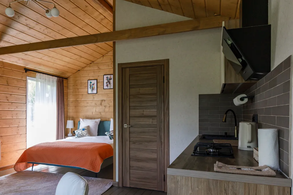 Уютный коттедж в лесу у пруда