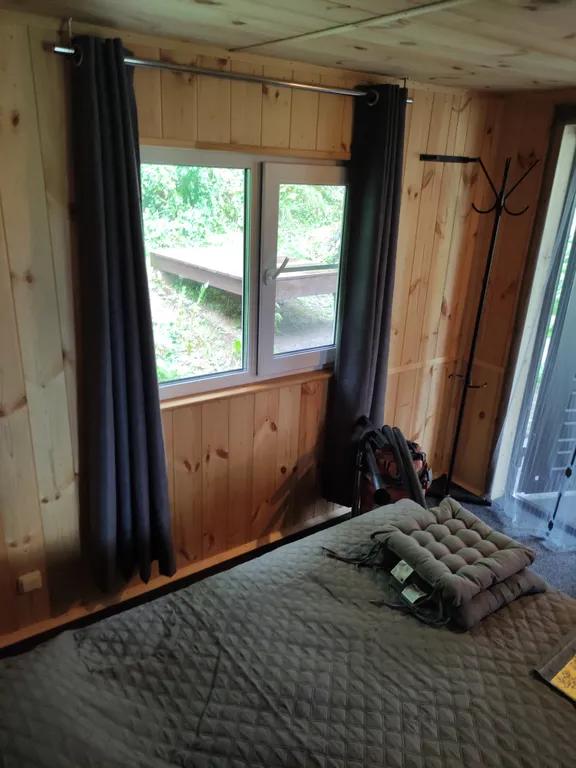 Домик в стиле бунгало на склоне берёзовой рощи