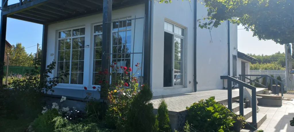 Дом с видом на море и отдельно стоящей баней.