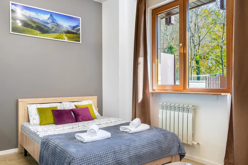 Просторная студия с балконом и видом на горы