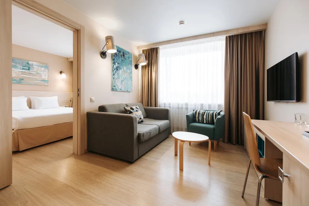 Номер люкс с двуспальной кроватью и диваном