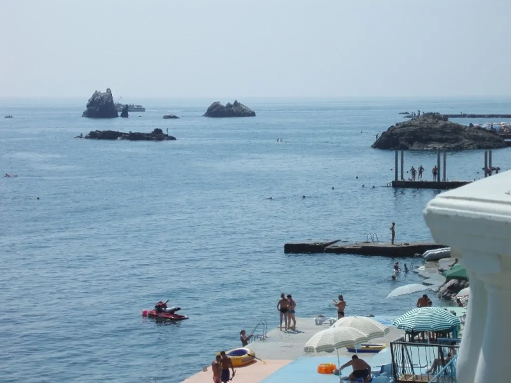 Двухкомнатная квартира у самого моря!(первая линия)