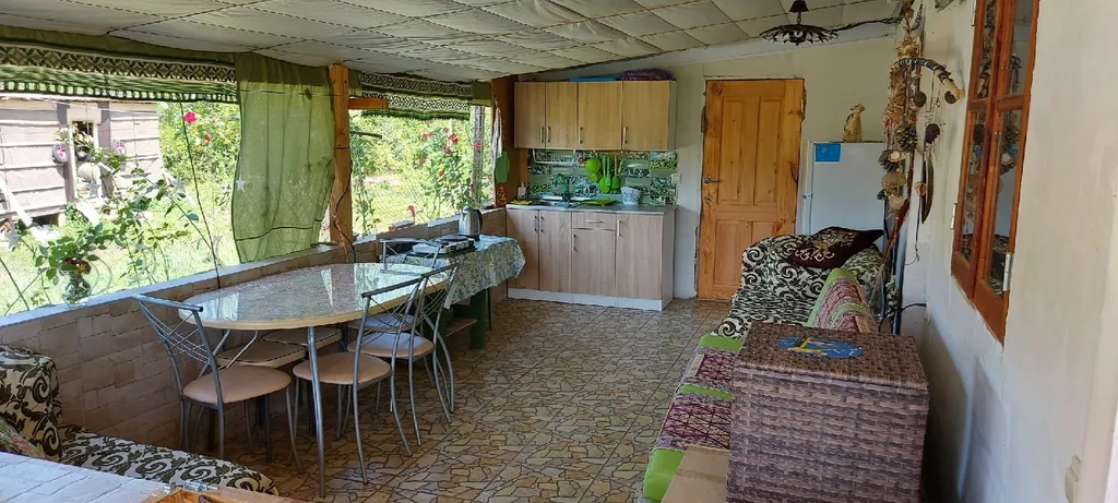 Дом утепленный в тихой местности, рядом горы и река