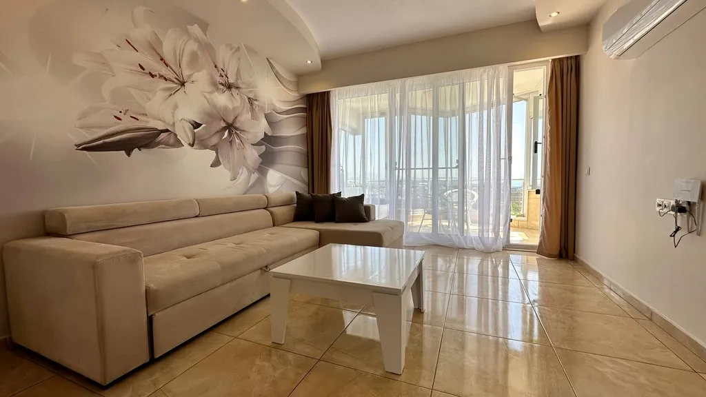 Квартира на Средиземном море с бассейном и горками