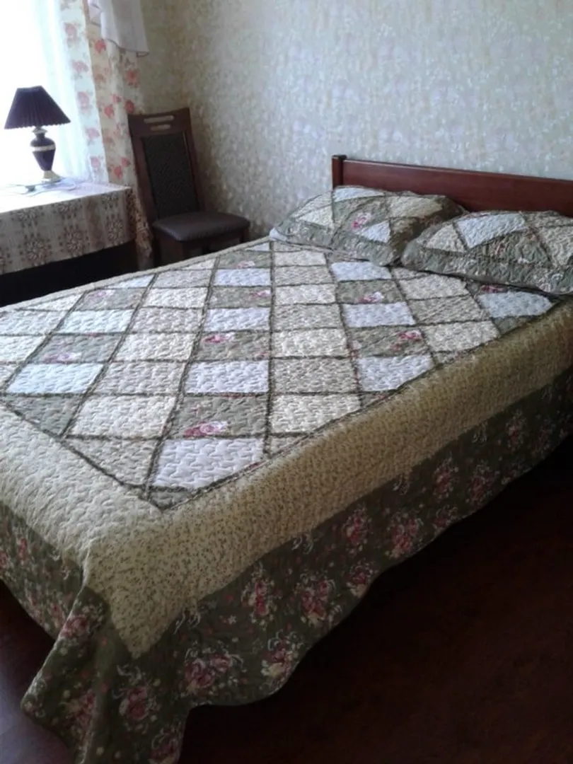 Двухспальная кровать в одной из комнат