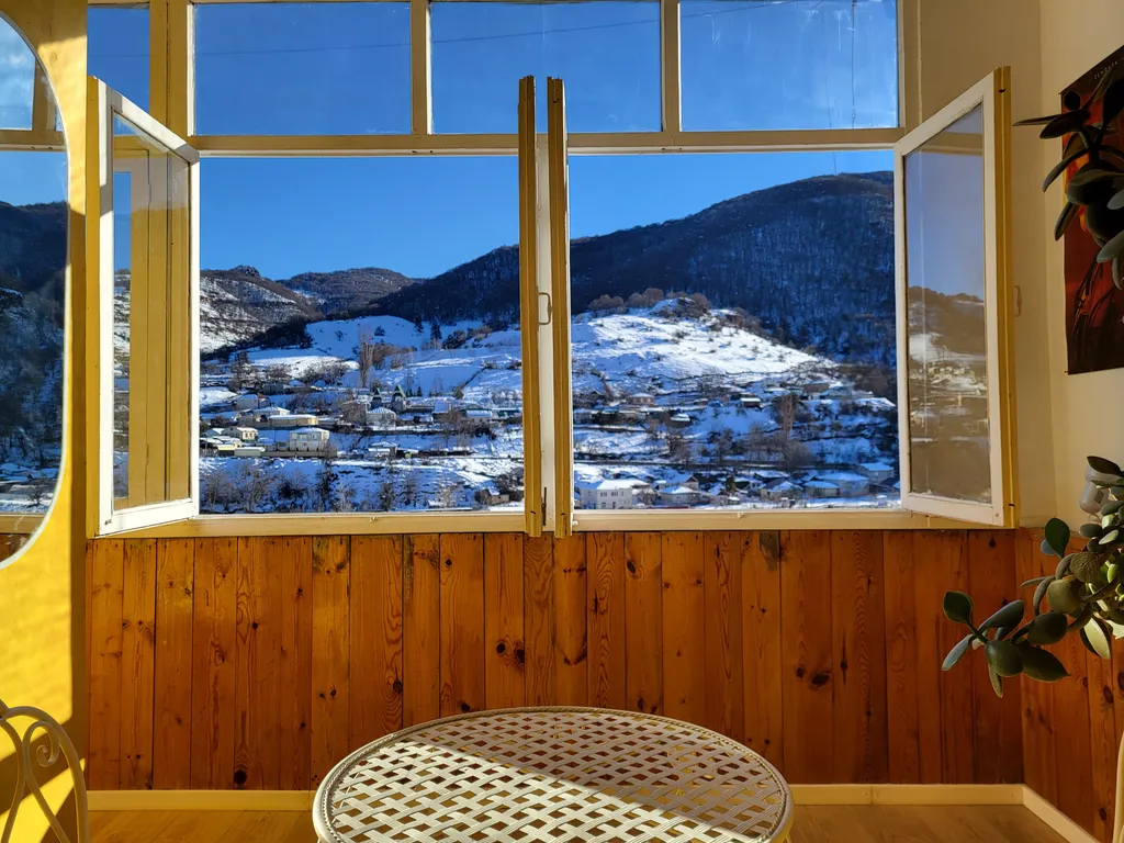 Квартира с видом на реку и горы