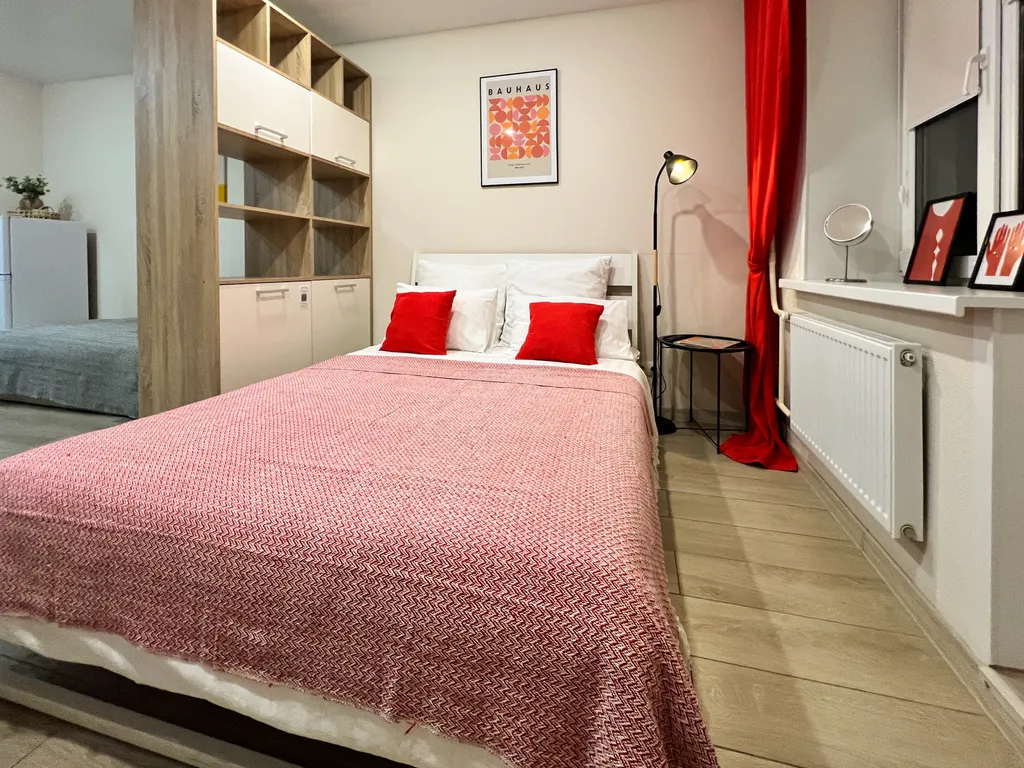 Интересная студия для троих