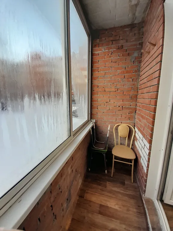 Коричневая студия в центре