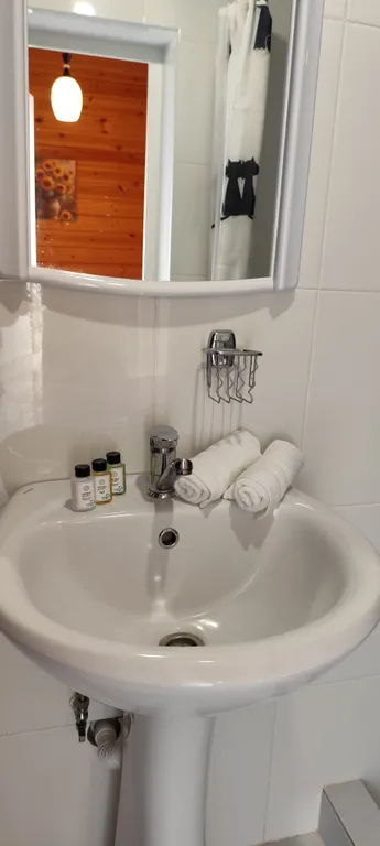 Номера оббиты сибирским кедром, 3 минуты до моря, закрытая парковка