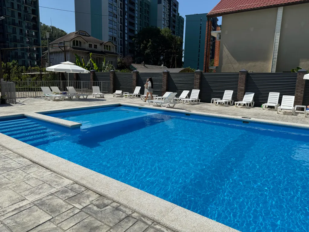 Апартаменты с бассейном недалеко от моря