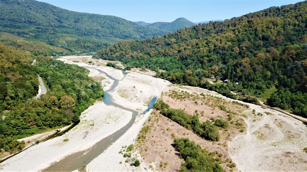 Дом в горах с видом на реку