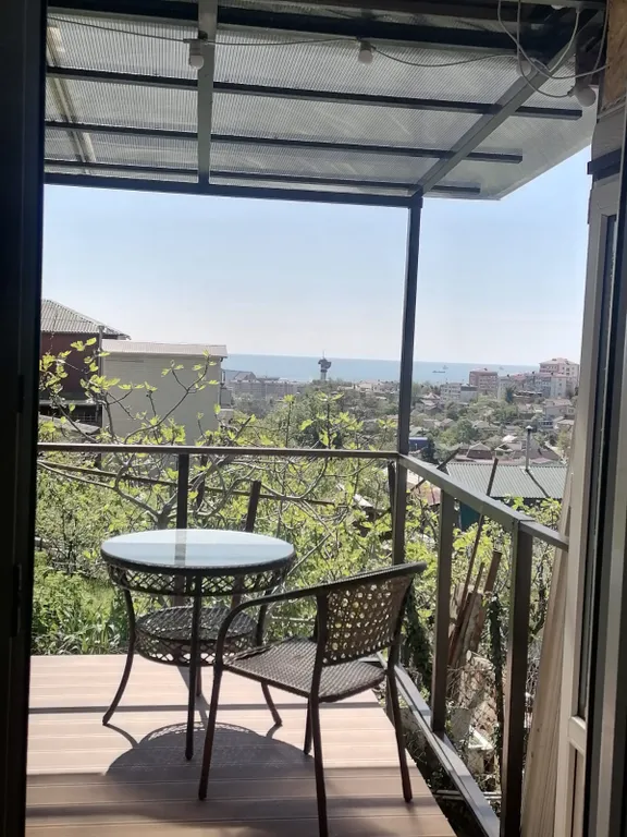 Отдельный домик в саду с видом на море