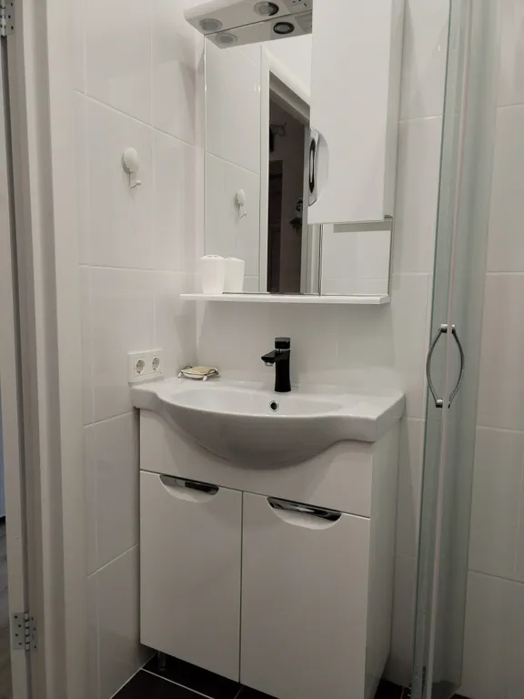 Студия для двоих с видом на аллею