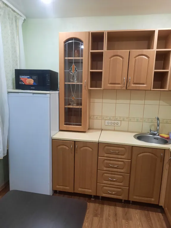 Уютная квартира с мебелью из натурального дерева