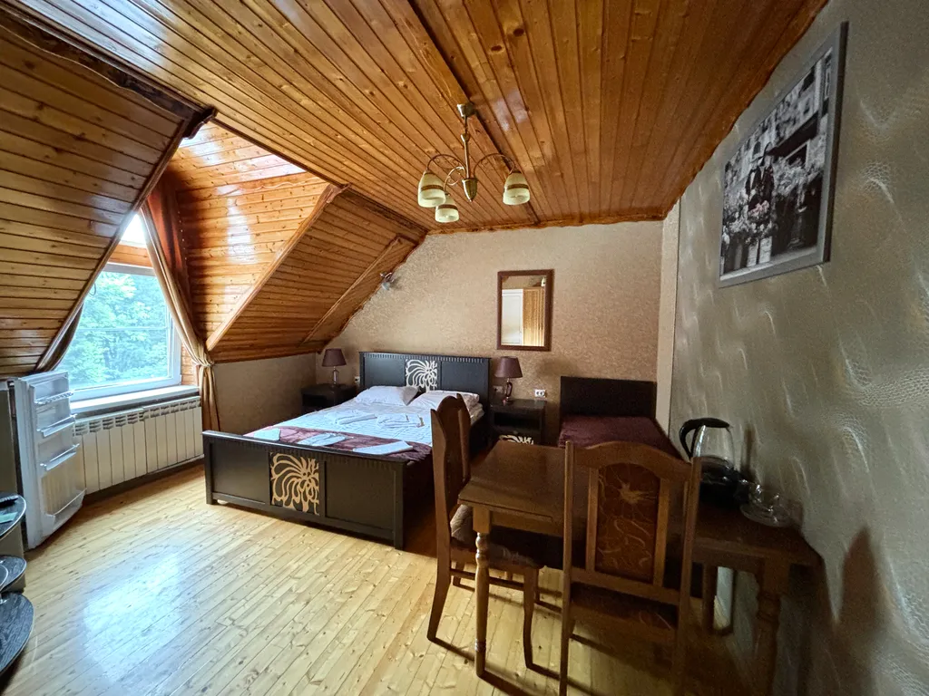 Семейный трёхместный деревянный, мансардный номер