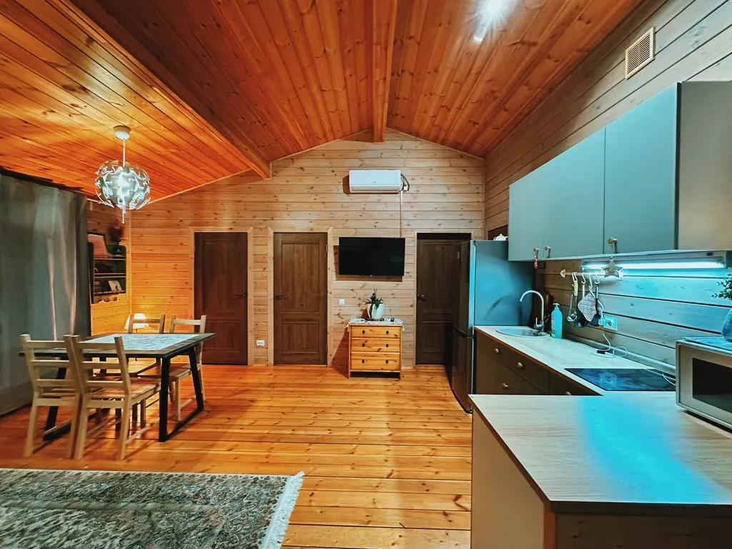 Большой дом с видом на озеро