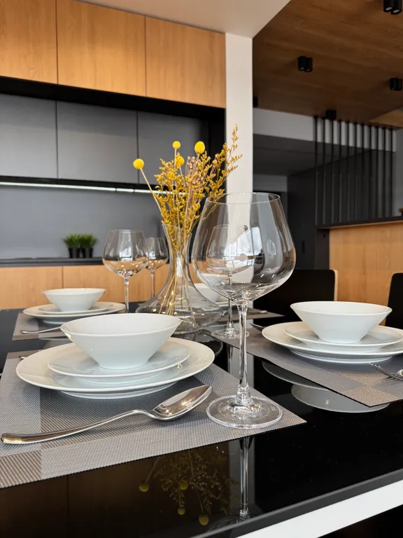 Стильная двухуровневая студия с захватывающим видом на город