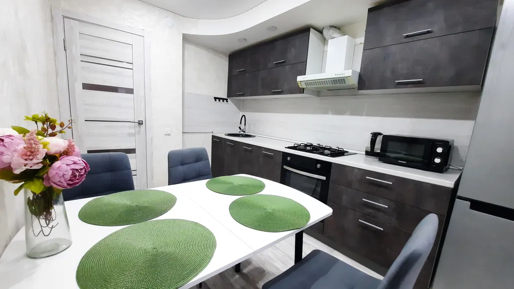 Светлая квартира с большой кроватью и Smart TV