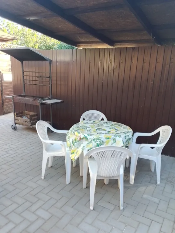 Часть дома с двором и мангалом