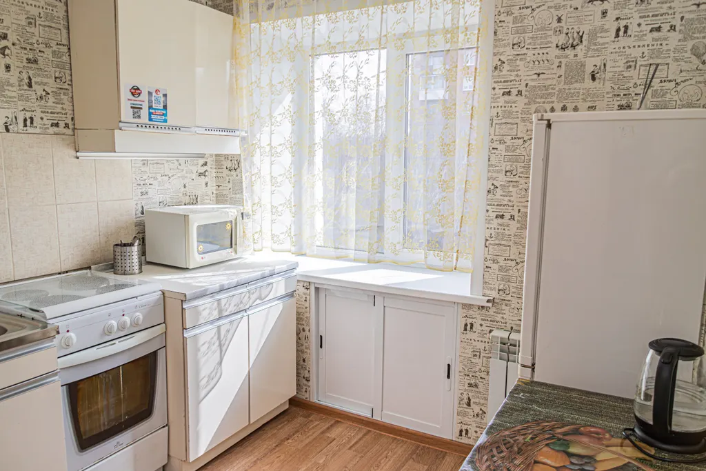 Калина Юрга у кинотеатра Эра