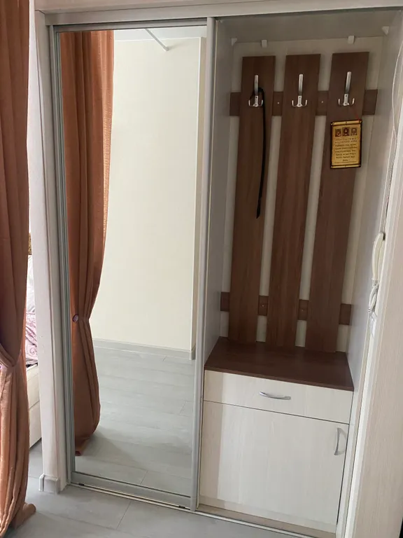 Хорошая, светлая  квартира в современном районе на берегу озера