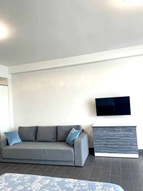 Эллинг на берегу моря