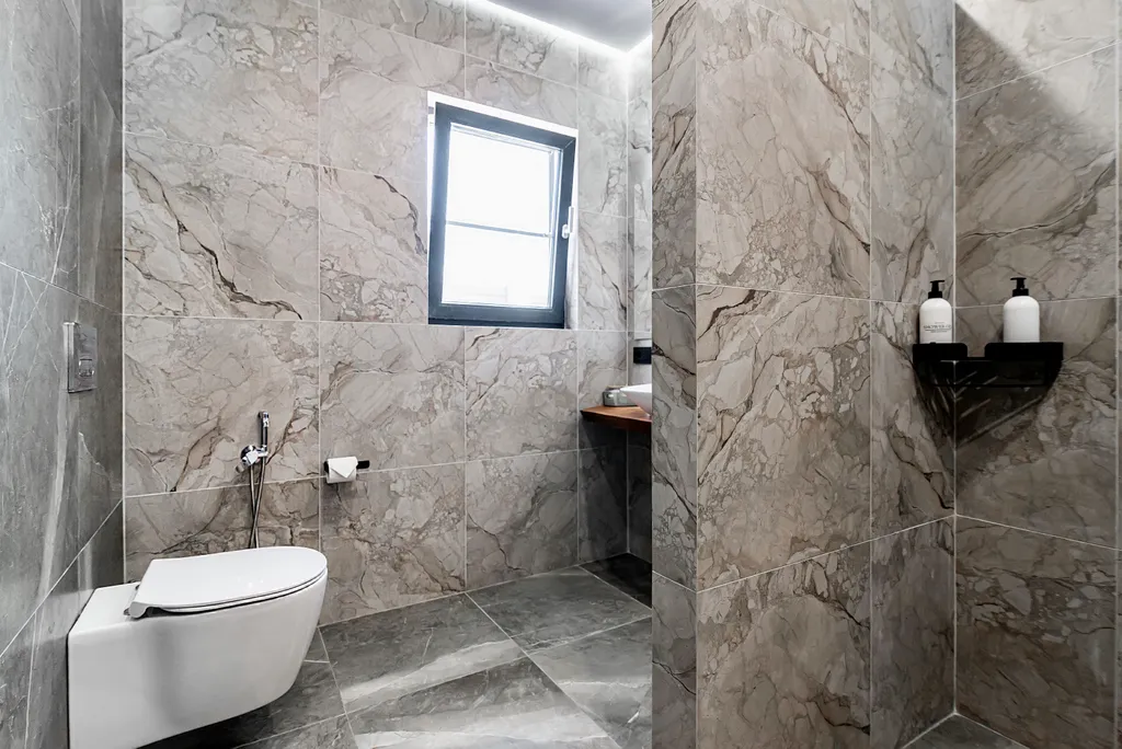 Стильный дом с теплым бассейном и сауной