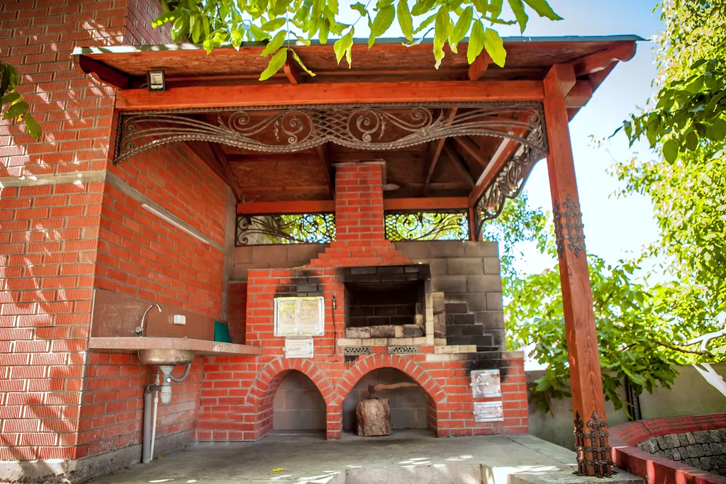 Коттедж Добротный кирпичный дом со своим двором в усадьбе Можжевеловый дворик — Айвовое