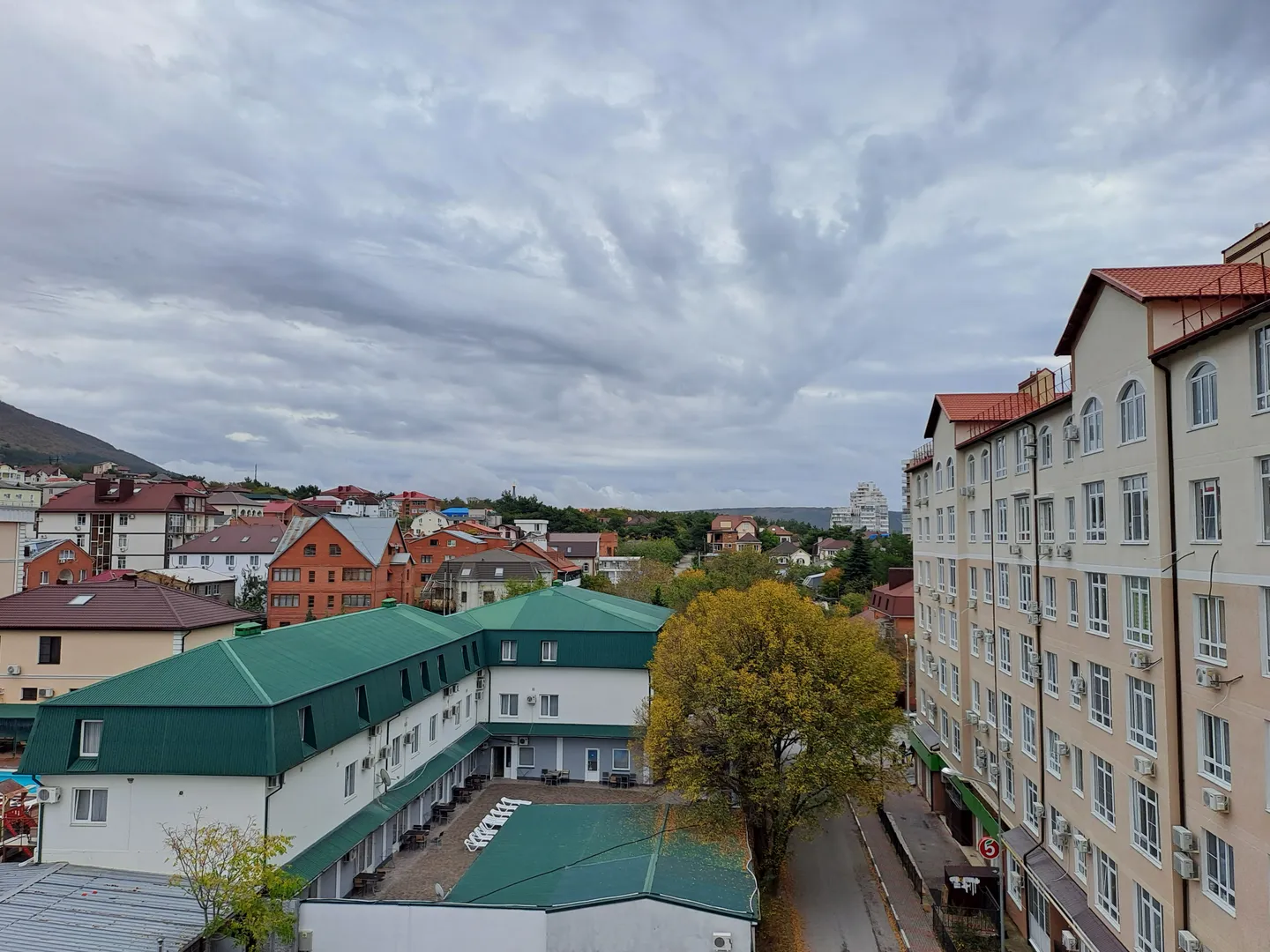 Вид на город из окна спальни Вид на город из окна спальни