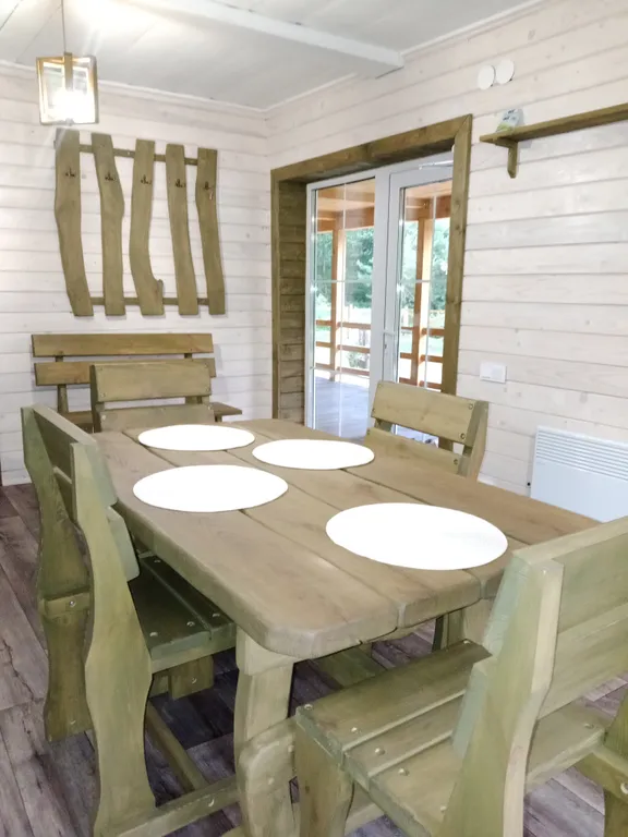 Дом в лесу у ручья