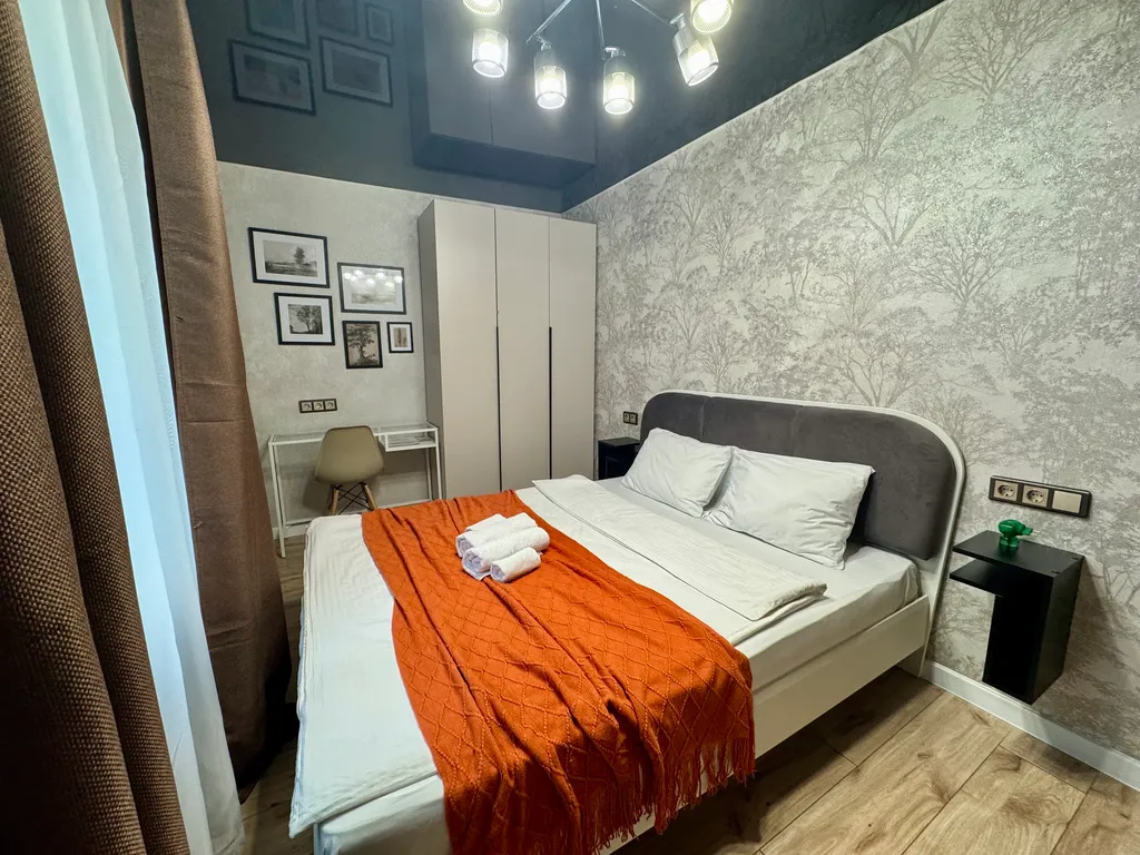 Двухкомнатная квартира люкс класса с камином в центре