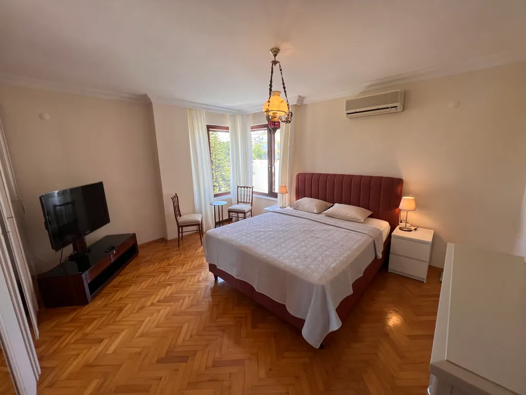 Spacious luxury waterfront flat