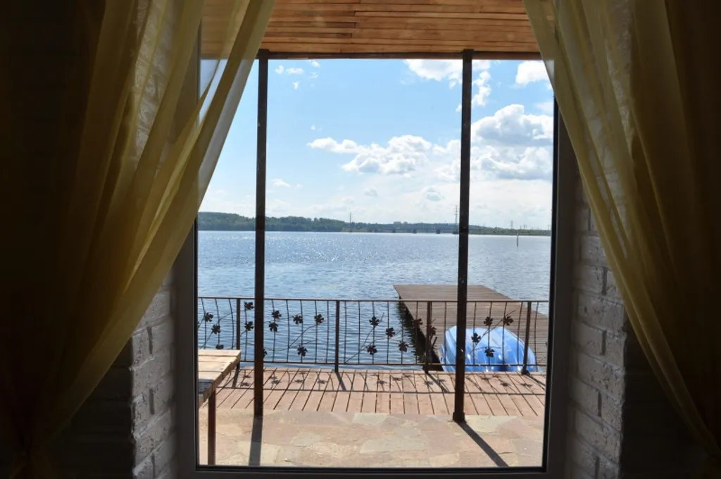 Дом-коттедж на берегу реки