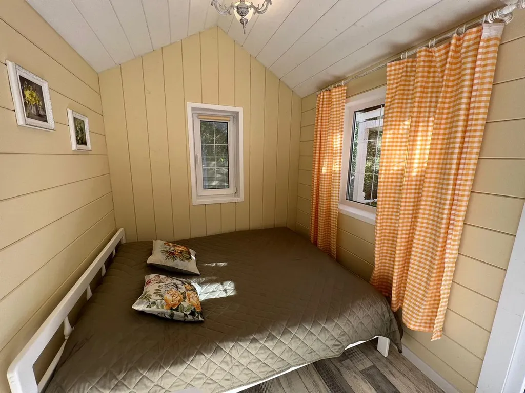 Желтый домик в лесу на Живописной улице