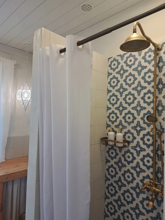 Белый дом на тихой улочке