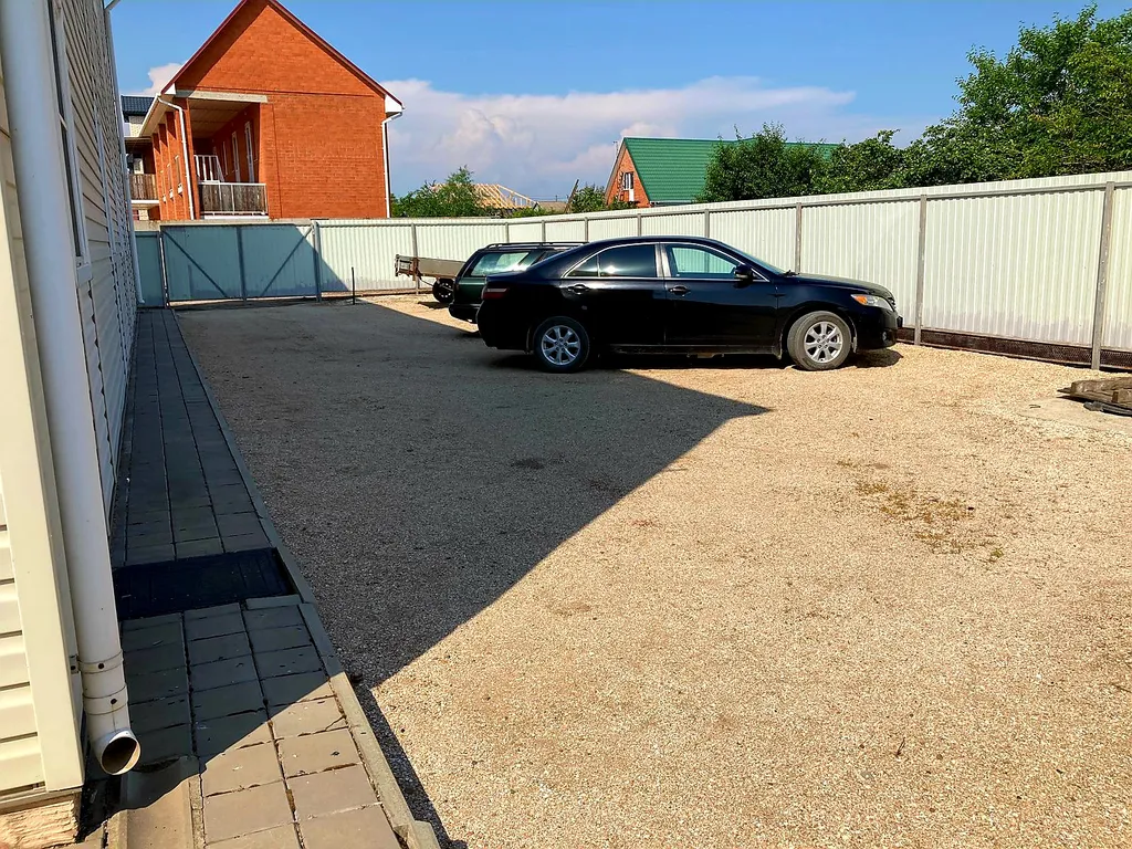 Спальня, кухня с диваном, балкон