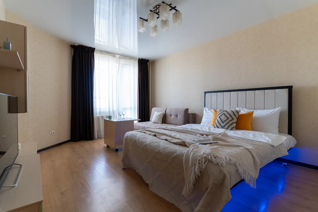 Квартира Двушка с подсветкой в спальне и панорамным балконом — аренда посуточно в Екатеринбург