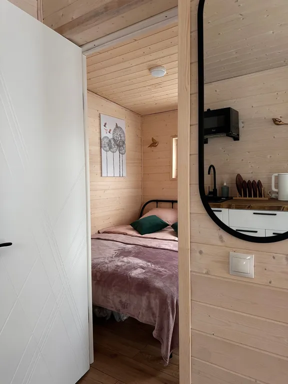 Стильный Красный дом у реки