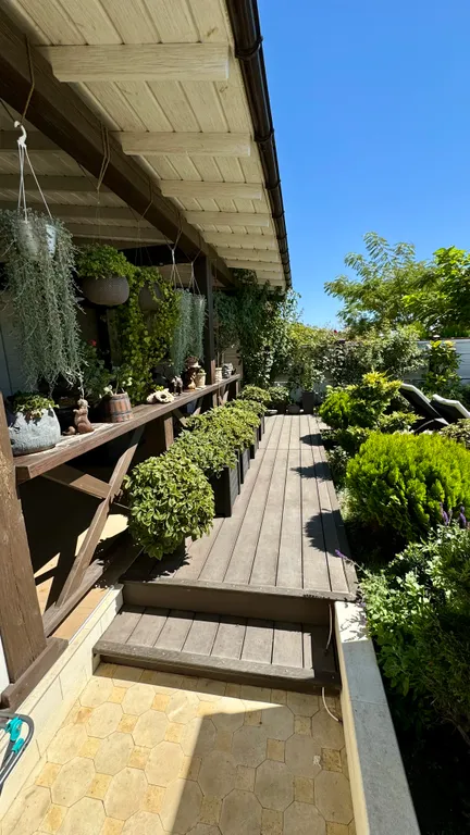 Дом с бассейном у моря