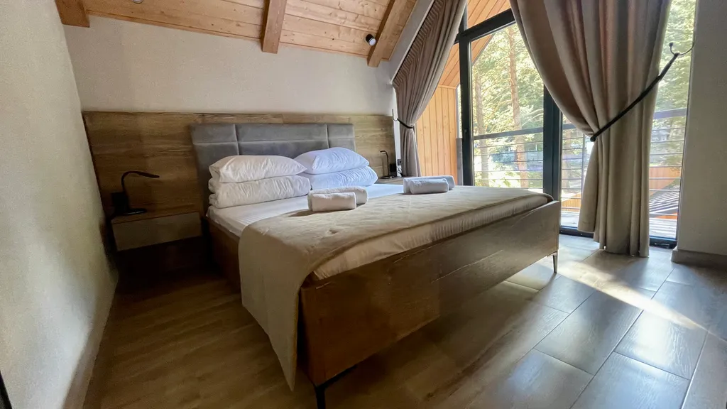 Комфортные номера с витражными окнами и балконом