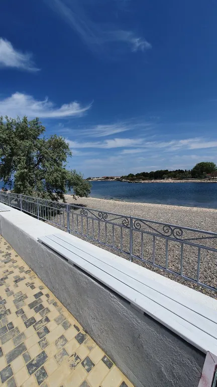 Студия на берегу моря, первая линия