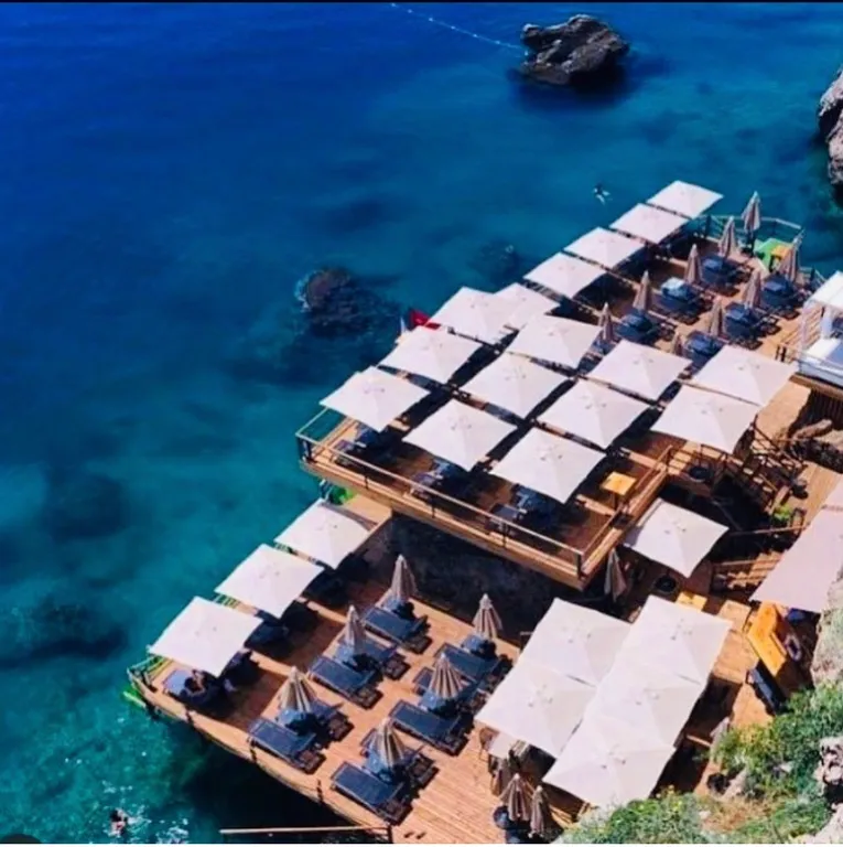 Spacious luxury waterfront flat