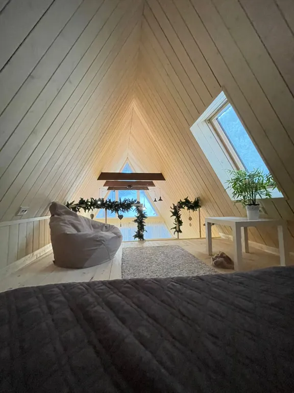 Коттедж Дом А-frame в хвойном лесу — Половина