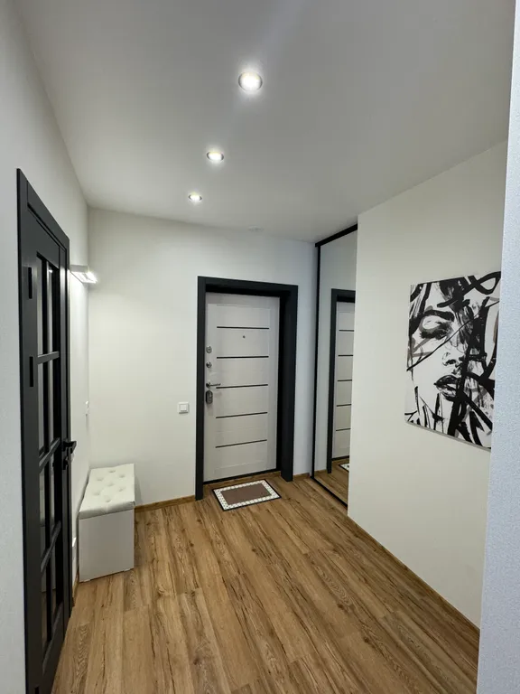 Квартира в стиле лофт с отдельной спальной зоной и гардеробной