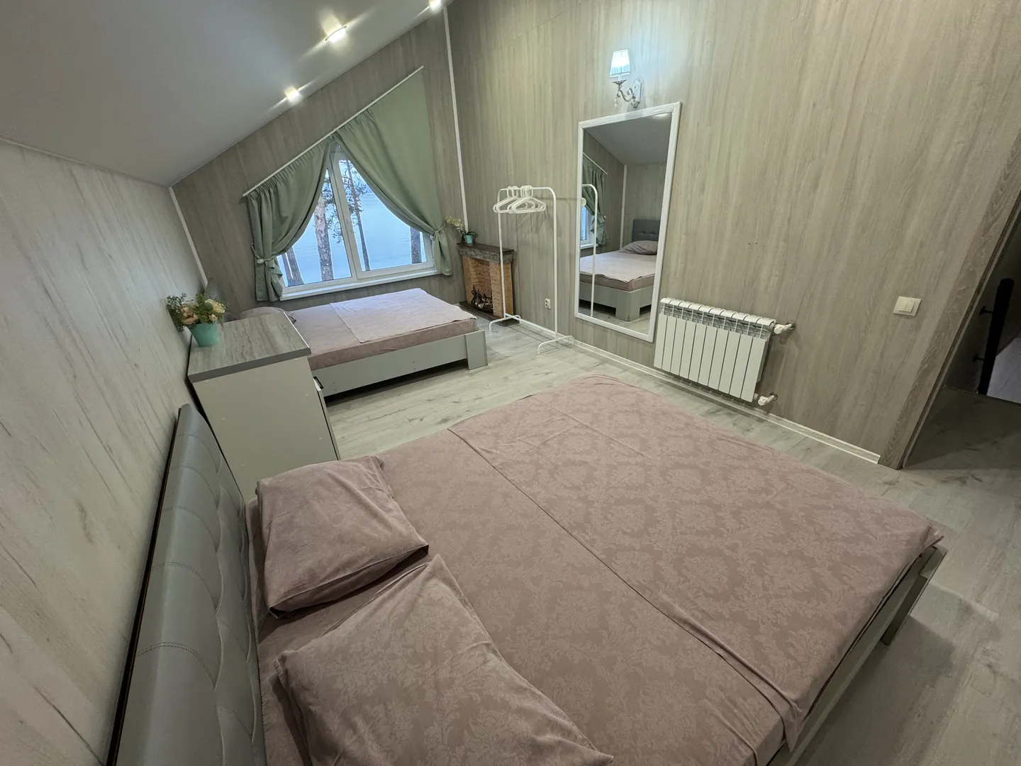 Вторая спальня с камином и вешалкой для одежды