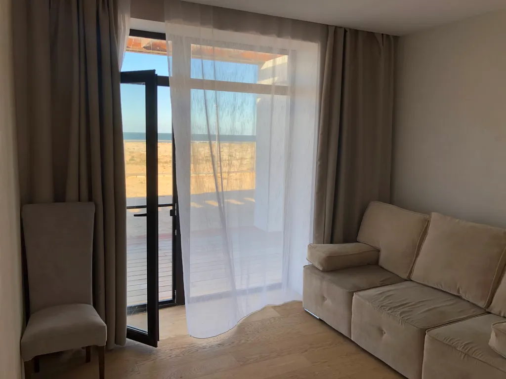 Современный стильный дом у моря