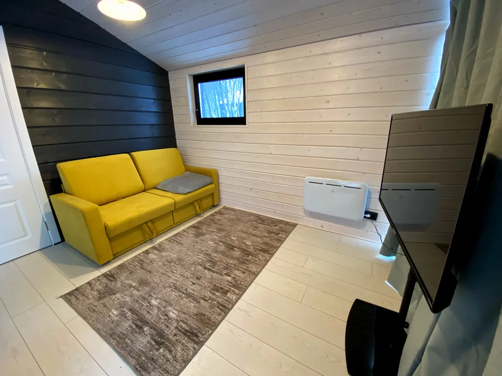 Уютный домик на берегу пруда